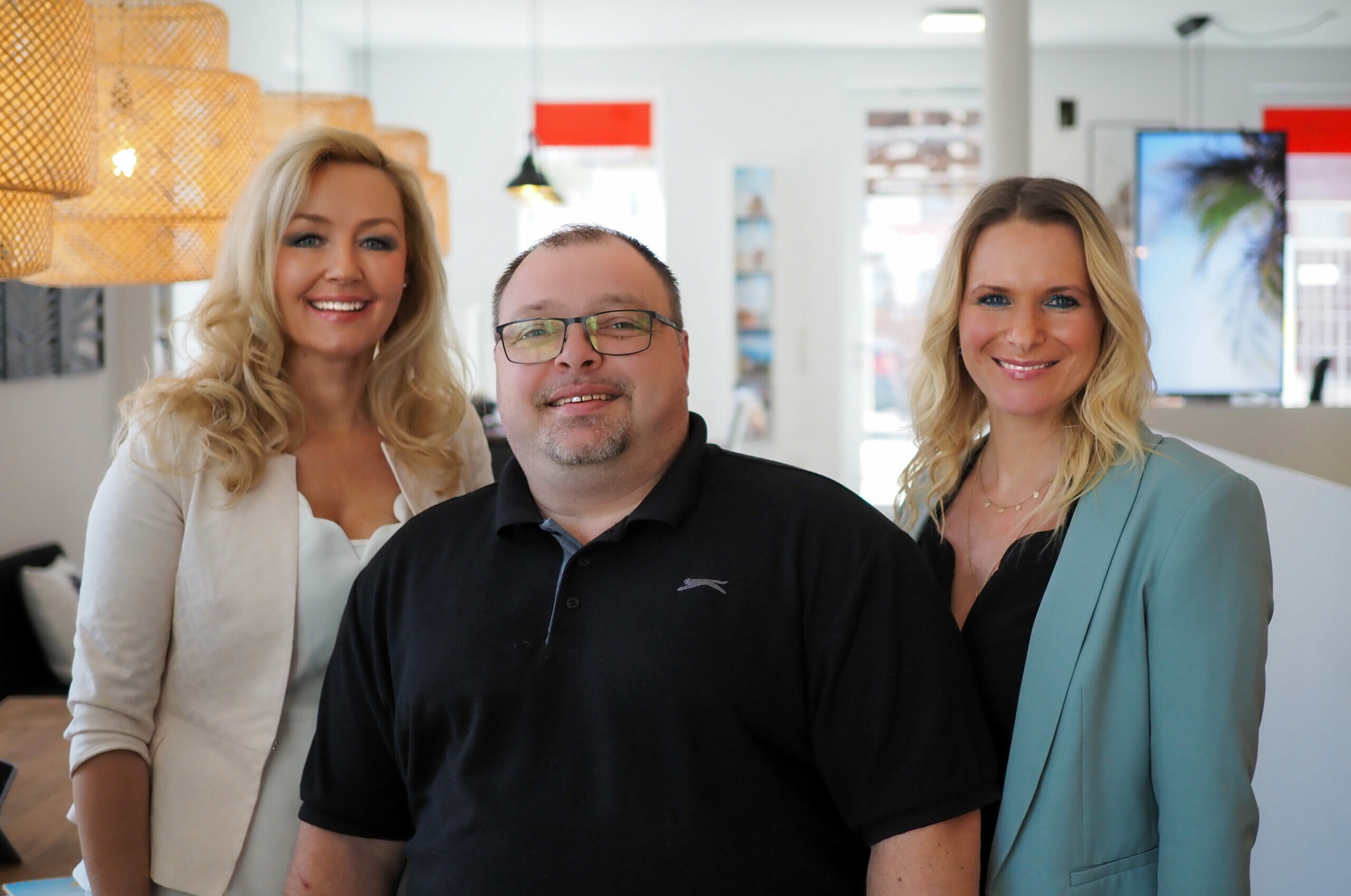 cropped-Mitarbeiter-Gruppenfoto-Webiste-1-scaled-1.jpg